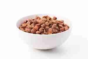 Photo selective focus on white background isolated chocolatte cereal