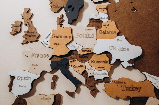 Photo selective focus wooden world map on thr wall geography concept background for travel logistics and transportation worldwide business europe close up