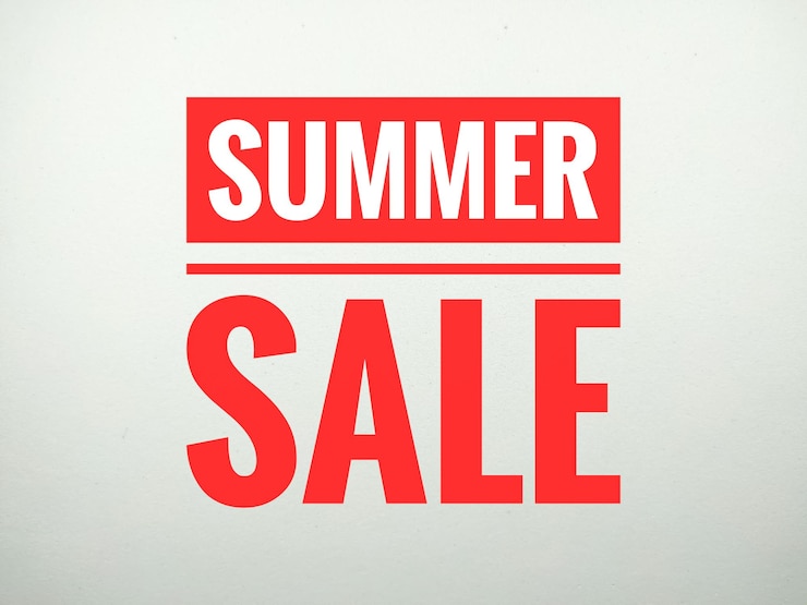 Photo selective focusword summer sale on white backgroundshopping and sale concept