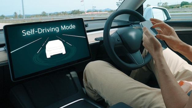 Foto auto a guida autonoma o veicolo autonomo su autostrada ad alta velocità perpetuo