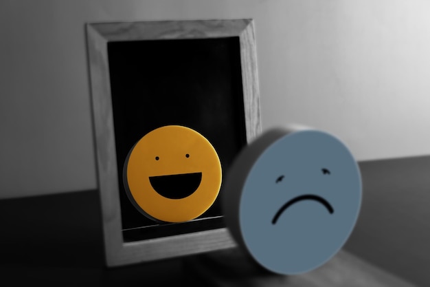 Фото Любовь к себе самопоощрение психическое здоровье концепция оптимистического разума практикуйте себя, чтобы быть счастливым человеком грустное лицо отражает счастливое лицо в зеркале