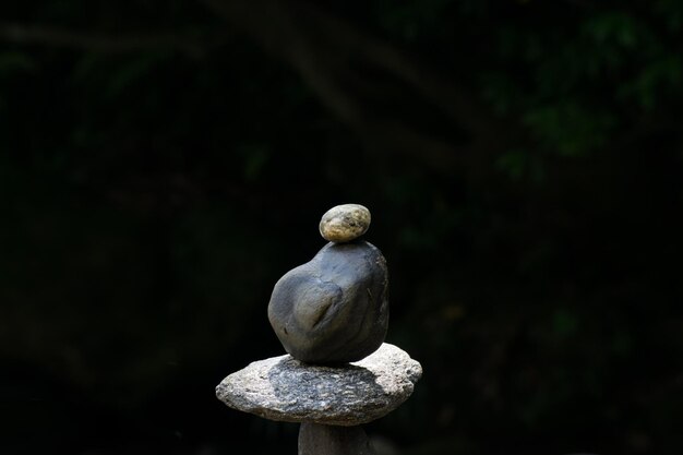 Foto arte zen di bilanciamento in pietra fatta da soli