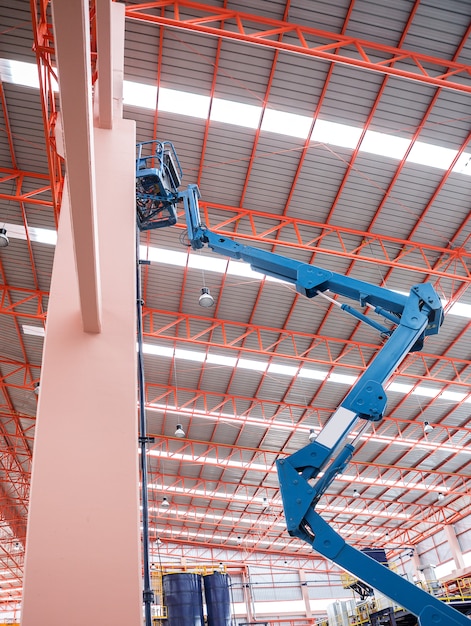 Self propelled scissor lift for maintenance factory