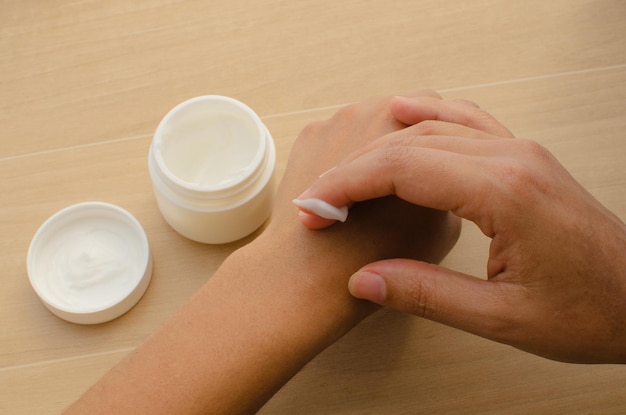 Photo selfcare moment hands applying a cream to the skin providing a feeling of smoothness