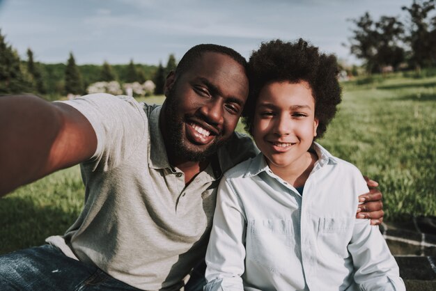 Selfie Afbeelding van Afro Son and Father on Picnic