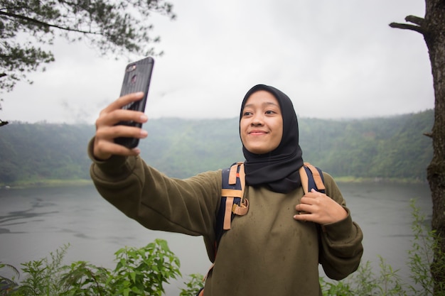 Selfie Aziatische Moslimvrouw buiten in het meer