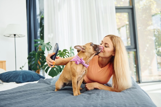 Selfie doen Vrouw met mopshond is overdag thuis
