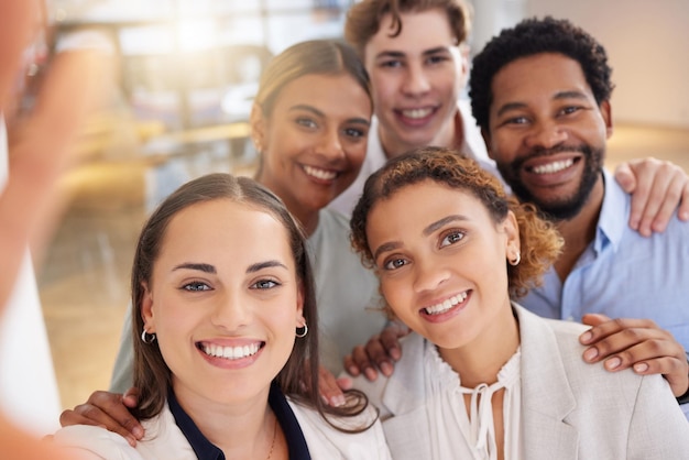 Foto selfie ritratto di gruppo e uomini d'affari nei social media pubblicano la promozione della diversità online e la fotografia aziendale felici amici professionisti influencer in carriera o personale gen z in un'immagine del profilo