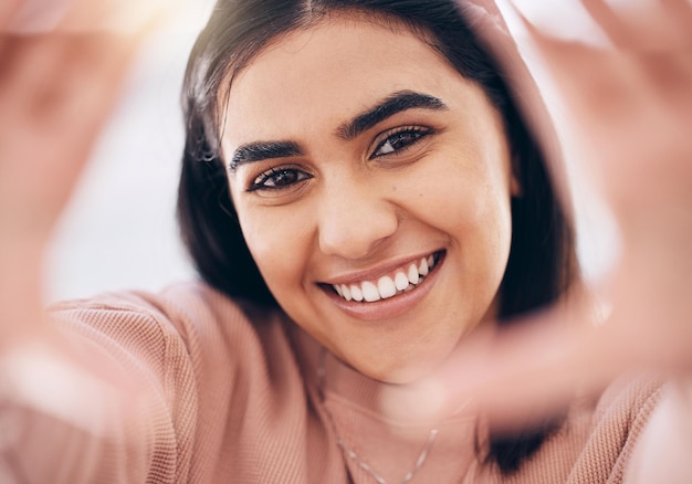 Selfie 手とポジティブな楽観的で自信に満ちた考え方のための笑顔で女性の肖像画幸せな美しさとソーシャル メディアの写真を撮るプエルトリコからの若い女性の興奮した顔