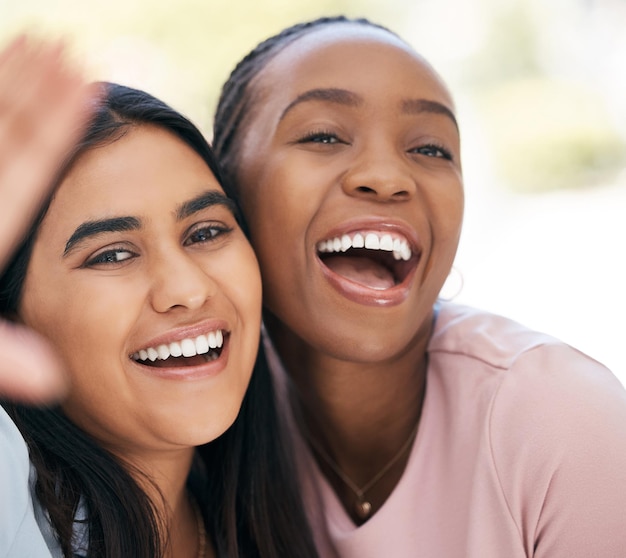 Счастливое и разнообразное селфи с чернокожими подругами, позирующими для фотографии вместе с улыбкой Портретное веселье и свобода с беззаботной женщиной и молодым другом, делающим снимок во время общения