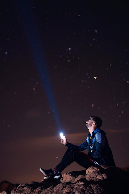 Foto selfie met sterren op de top van de berg