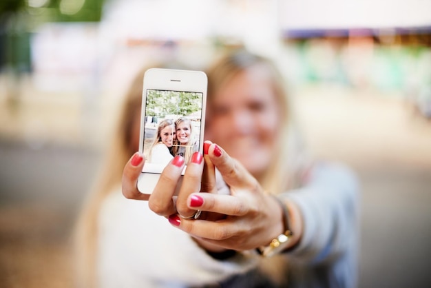 휴대전화 화면 셀피와 행복한 축제 친구 여성 또는 사람들이 재미를 위해 미소 짓는 사회적 모임 또는 기억 사진 이벤트 사진 휴대전화 사진 또는 소녀 손 소셜 미디어 앱에 게시
