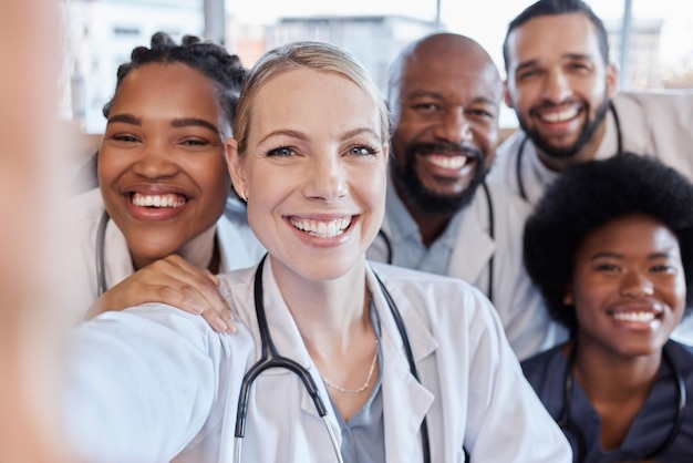 Селфи-портрет и врачи больницы счастливые люди или команда хирургов улыбаются на медицинских фотографиях или услугах здравоохранения Работа в команде поддерживает изображение памяти или групповое лицо разнообразия медсестер