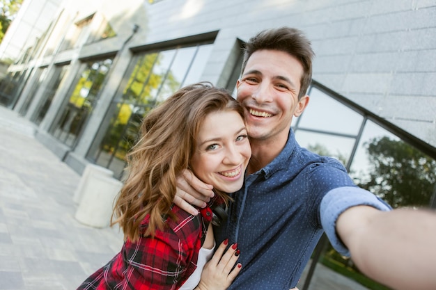 Selfie portret van een vrolijk grappig verliefd paar. Een stel is buiten aan het dollen. liefde concept