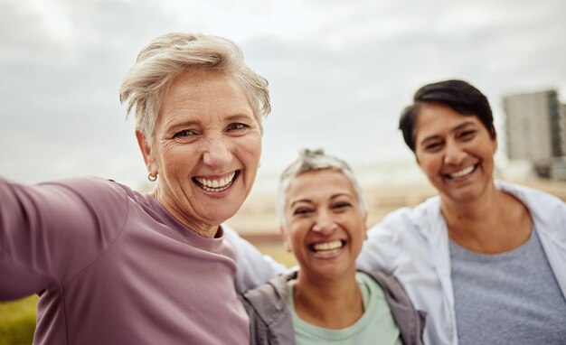 Foto selfie donne anziane e felice gruppo di esercizi entusiasti per l'allenamento all'aperto ritratto di anziane amiche sport e benessere per una sana pensione fitness e felicità nella comunità della diversità