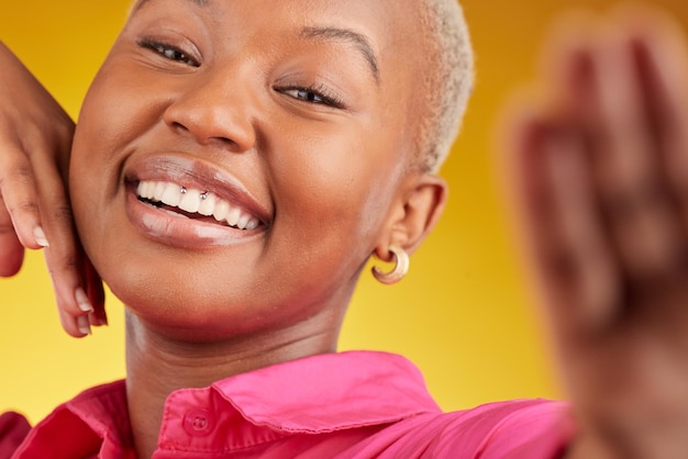 Selfie 미소와 자신감을 가진 아프리카 소녀 또는 확대 사진에 노란색 배경 스튜디오에서 소셜 미디어에 대한 흥분 화상 통화 블로그 사진 또는 영향력에 대한 여성 세로 행복한 얼굴