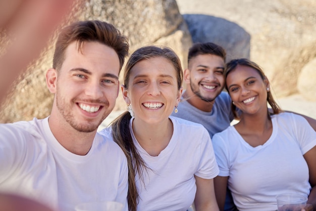 Selfie の笑顔とビーチでの友人のカップルは、週末に夏休みの休暇とピクニックを楽しみます友情の幸福と二重のデートの冒険で男性と女性の肖像画と海でリラックス