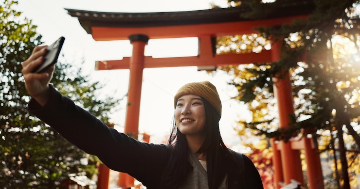 Photo セルフィー 笑顔と日本人女性 森の聖堂で 休日の冒険のために 日本のトリゲートで 森の木々で幸せで デジタル写真の女の子 ソーシャルメディアと旅行ブログのライブストリーム