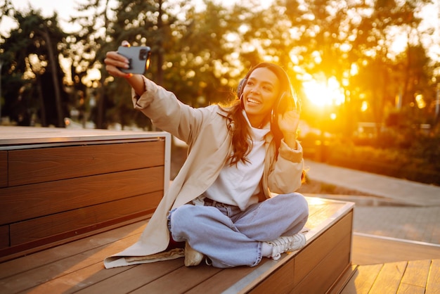 Foto selfie tijd jonge vrouw die een selfie maakt bij zonsondergang lifestyle jeugd reizen toerisme