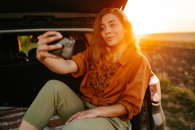 Selfie tijdens het reizen Vrouw neemt een selfie in de auto tijdens een road trip Lifestyle reizen actief leven