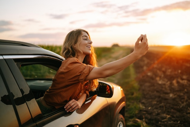 Foto tempo di selfie donna si fa un selfie in macchina durante un viaggio in auto stile di vita viaggi turismo vita attiva