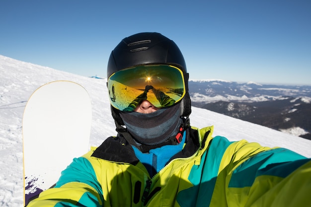 Selfie van de man snowboarder blauwe lucht