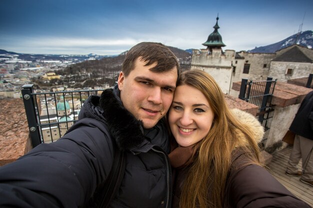 Selfie van een gelukkig lachend stel dat op straat loopt in Salzburg, Oostenrijk