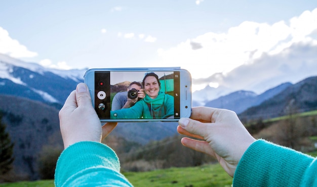 Selfie van een liefdevol stel op bergen