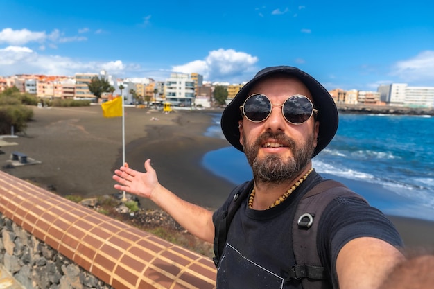 Selfie van een man op vakantie in Gran Canaria op de Canarische Eilanden