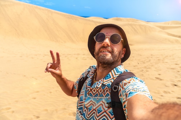 Selfie van een toerist die geniet van de duinen van Maspalomas Gran Canaria Canarische eilanden