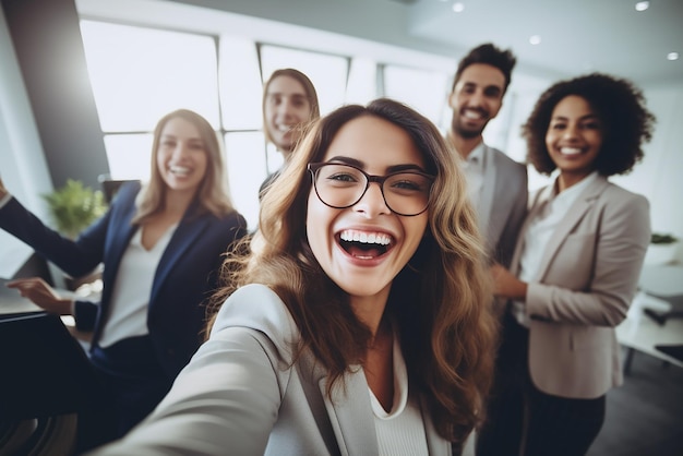 Foto selfie van gelukkige zakenmensen die een selfie maken multiracial teamwerk dat een portret maakt van een grote groep collega's
