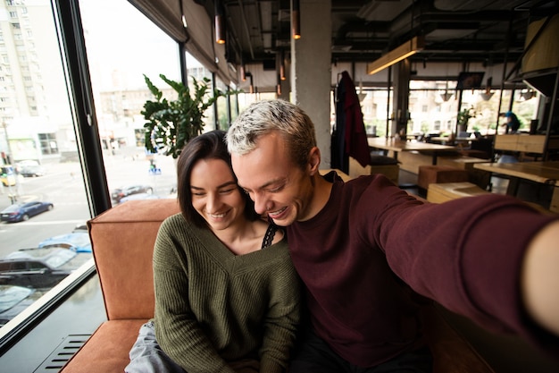 Selfie van jong vrolijk paar