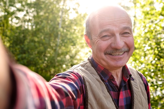 Selfie van knappe senior Spaanse man op zonnige dag