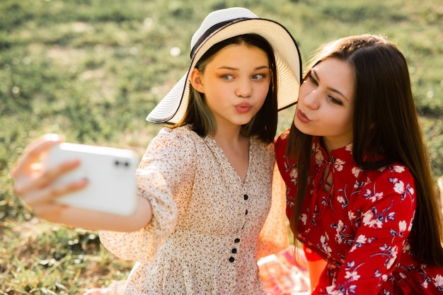 selfie van twee mooie jonge vrouwen op een zomerpicknick