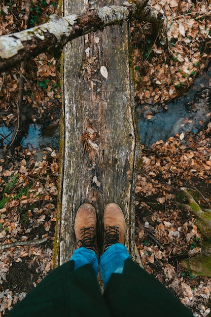 Selfie van voeten in laarzen in herfst- of lentebos Reizen en avontuur