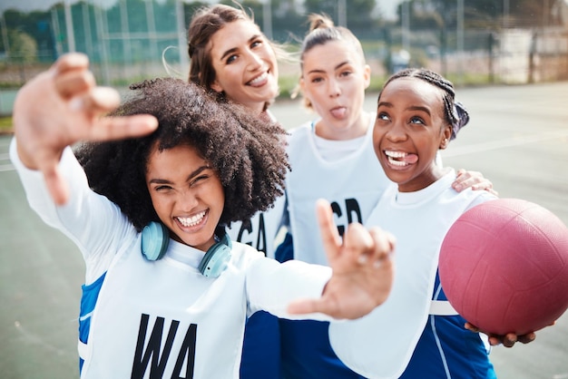 Foto selfieframe en een vrouwenkorfbalteam die plezier hebben op een veld buiten samen voor fitness of training portretsport en grappig met een groep atletenvrienden die poseren voor een foto buiten