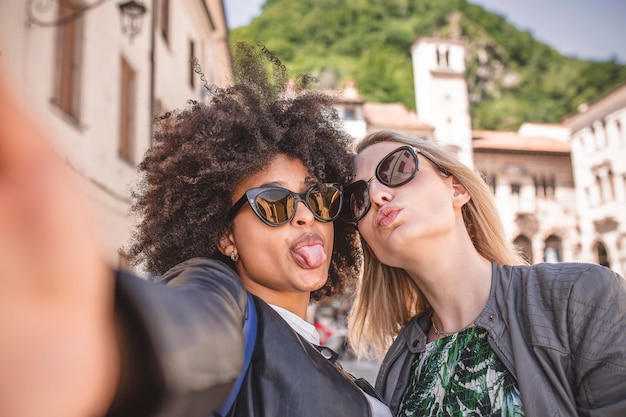 Selfie in città tra due amici