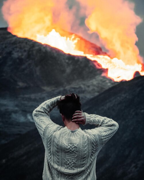 火山の中を見ている男の自画像