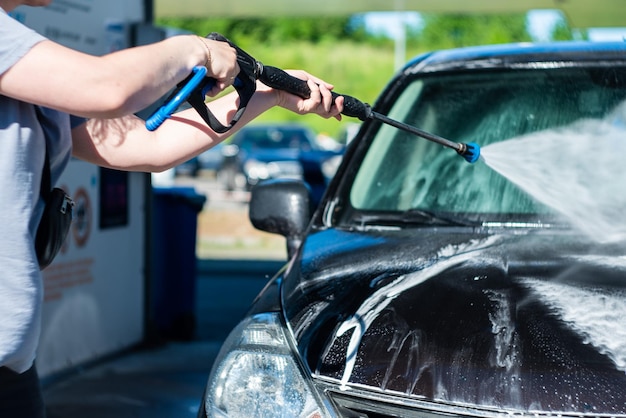 Autolavaggio self-service una persona può guidare un'auto sotto pressione dell'acqua