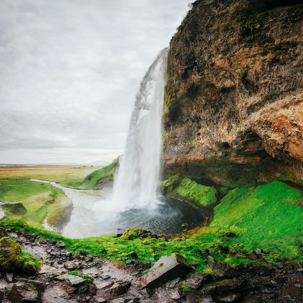 Seljalandfoss 폭포. 아름 다운 여름 화창한 날