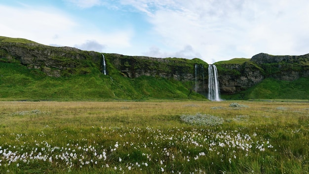 Водопад Seljalandfoss на реке Seljalandsa