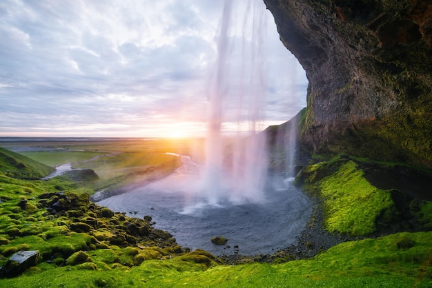 Красивый водопад Seljalandsfoss в Исландии