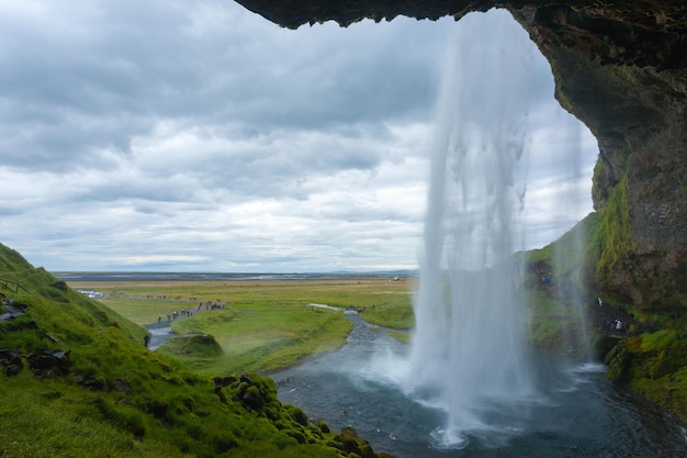 Seljalandsfoss valt in het zomerseizoen, bekijk IJsland