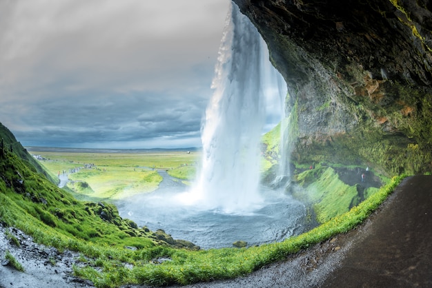 여름에 아이슬란드에서 Seljalandsfoss 폭포