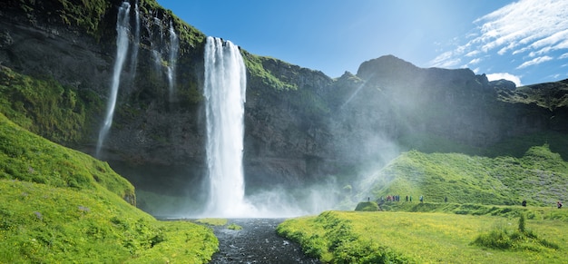 여름에 아이슬란드에서 Seljalandsfoss 폭포