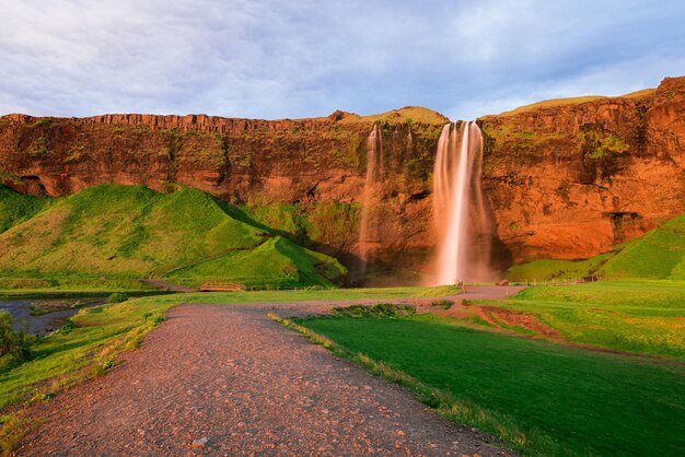 Водопад Seljalandsfoss в Исландии