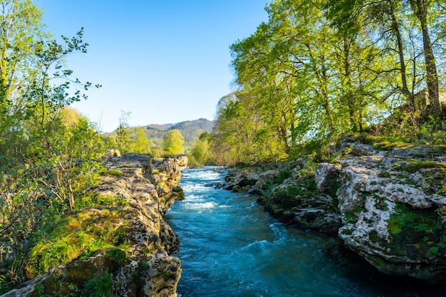 Cangas de Onis Asturias Spain 마을 근처의 Sella 강