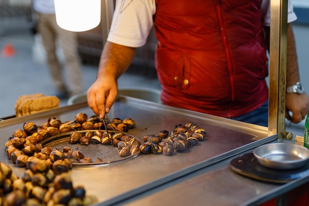 Foto venditore di castagne arrostite per strada