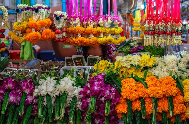 花の花輪を売る