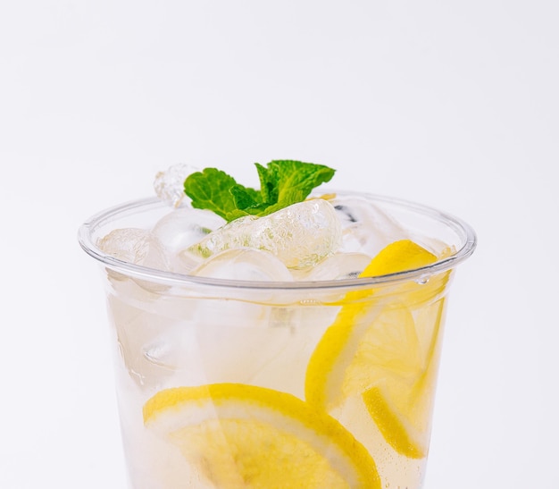 Seltzer-cocktail met sinaasappelmunt en ijsblokjes